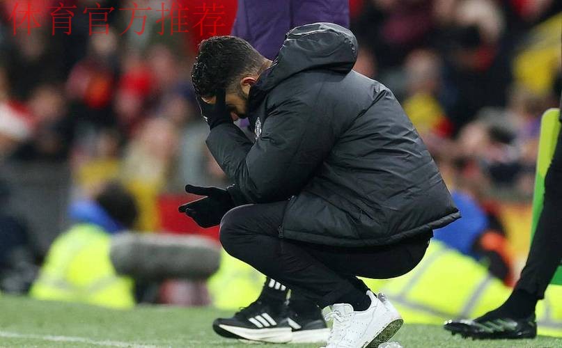 40岁阿莫林蹲地捂脸！执教曼联1周年+输球率近5成 怒批全队：糟糕